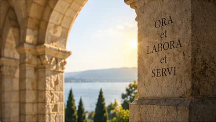 Arkade batu bergaya Romanesk yang disinari matahari, di belakangnya terbentang Danau Balaton, perbukitan di seberang, dan matahari terbenam; di sebelah kanan tampak pilar batu dengan ukiran inskripsi Latin