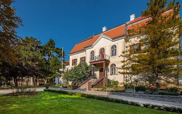 A Tihanyi Apátság kéttornyú temploma a Balaton fölött, aranyló esti fényben