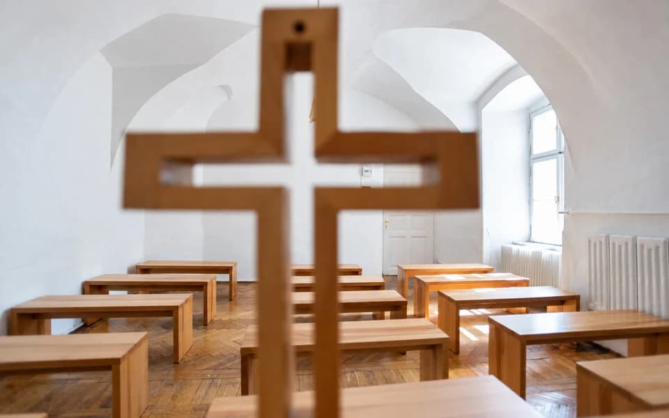 Az iskola kis fehér kápolnája kereszttel és zöld, íves ajtóval