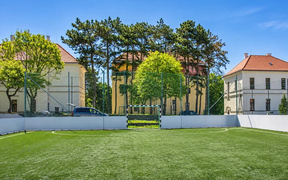 A történeti központi iskolaépület díszes, oromzatos homlokzata