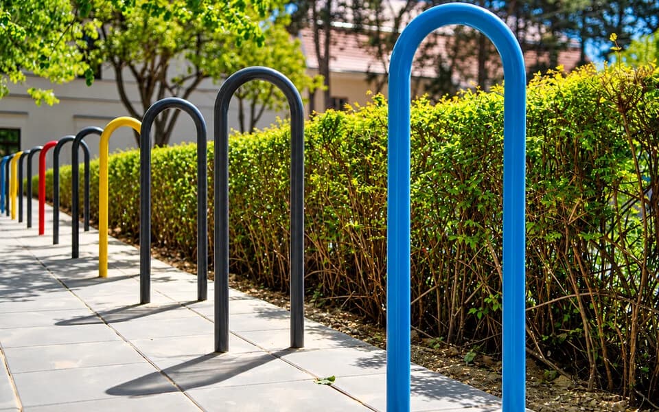 Fedett kerékpártároló egy sor leparkolt biciklivel